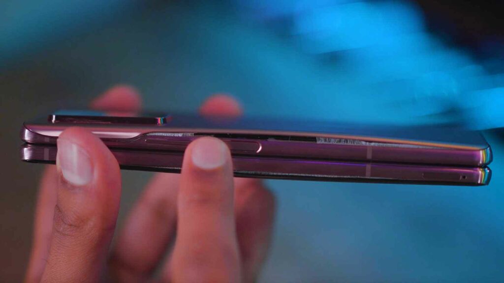 Las baterías de estos móviles Samsung se hinchan tanto que la cubierta se abre, según youtubers