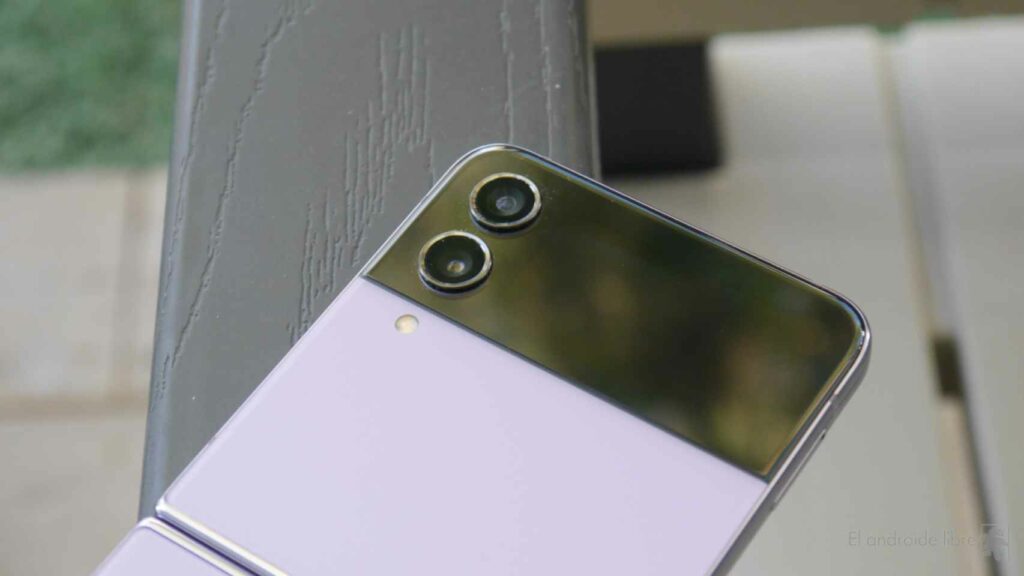 El Samsung Galaxy Z Flip 5 tendrá una pantalla exterior que casi doblará en tamaño a la del Z Flip4