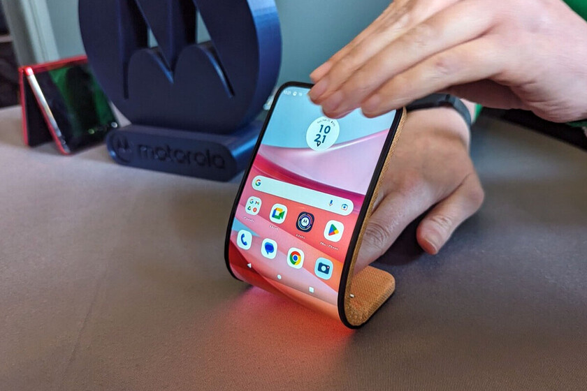 Motorola reimagina el futuro de los plegables como móviles flexibles que se convierten en muñequeras