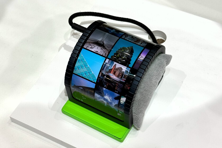 Samsung quiere llenarte de pantallas OLED: un móvil-brazalete, otro enrollable y un Flip que se dobla en cualquier sentido