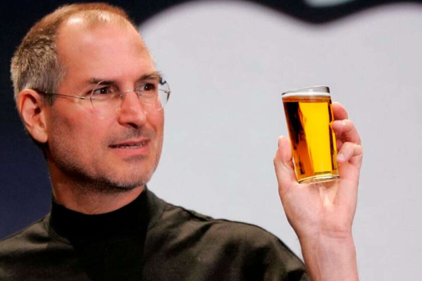 Steve Jobs tenía una práctica de contratación un tanto inusual: una entrevista en un bar, cerveza en mano