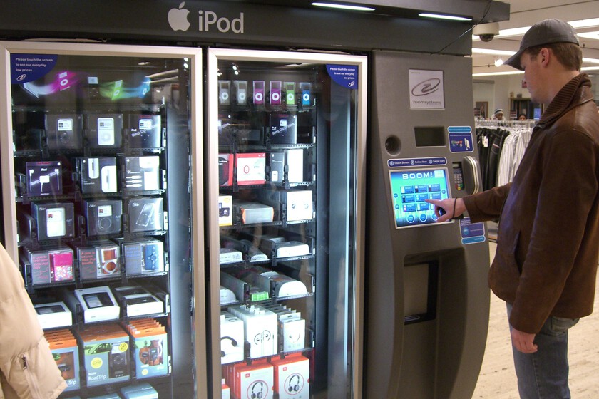 ¿Un iPhone en una máquina expendedora? Apple ya inventó algo similar y la gente hacía cola para comprarlo